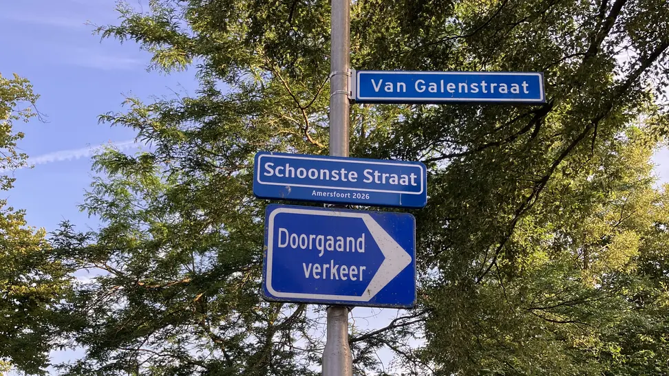 Straatnaamborden aan een lantaarnpaal: ‘Van Galenstraat’ en daaronder ‘Schoonste Straat’, met in kleine letters ‘Amersfoort 2026’